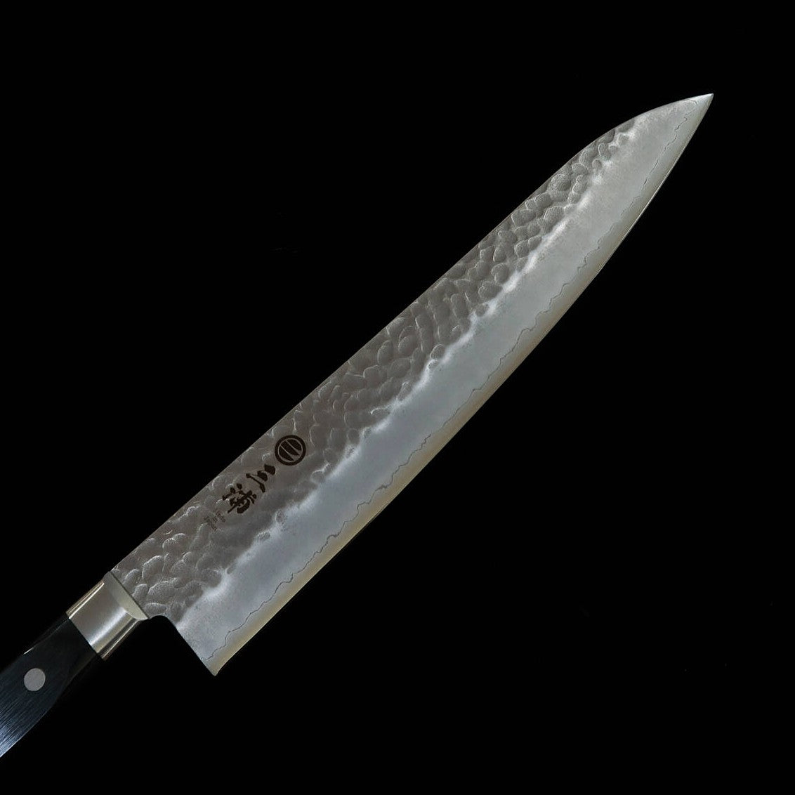 MIURA, Gyuto, acier AUS8, finition martelée, manche en bois composite noir (270 mm)