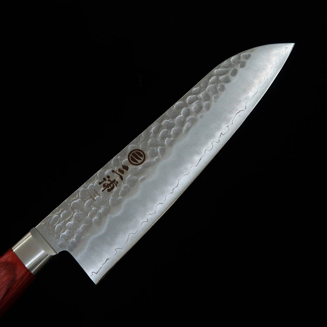 MIURA Santoku AUS8 Padrão martelado Cabo laminado vermelho (180mm)