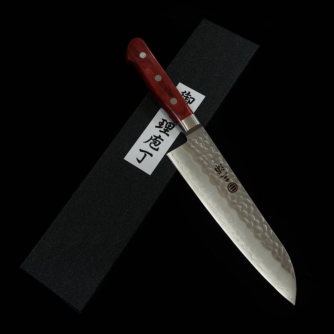 MIURA Santoku AUS8 Padrão martelado Cabo laminado vermelho (180mm)