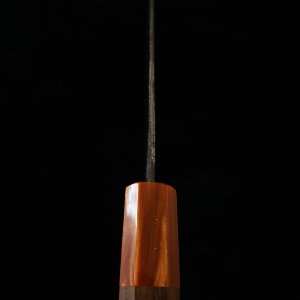 HATSUKOKORO Hatsukokoro Kurogane santoku, acier Aogami n°2, finition kuro-uchi, manche octogonal en ébène avec virole en résine (165 mm)