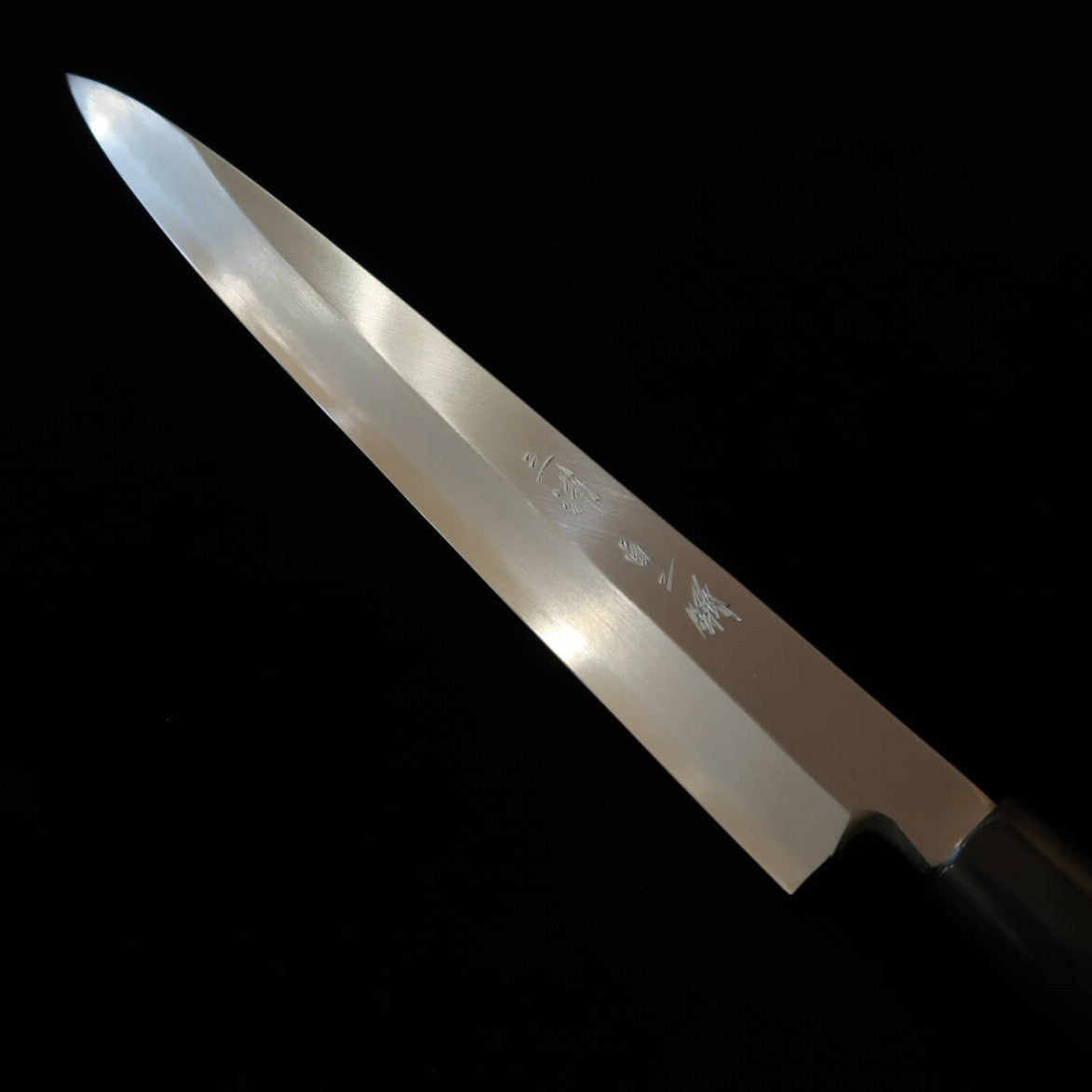 MIURA Yanagiba Shirogami nº2, Hon-Kasumi, mango de magnolia tipo castaña con virola de cuerno de búfalo, para zurdos (270 mm)