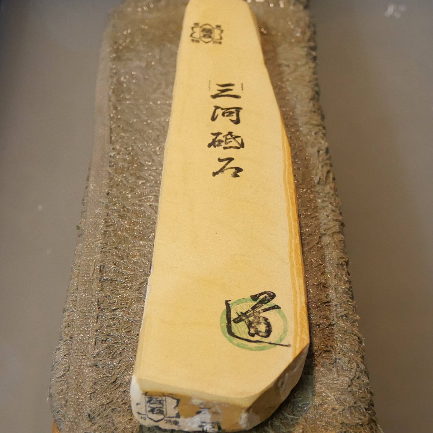 Pierre à aiguiser naturelle Mikawa forme Sun 46×205×23 mm