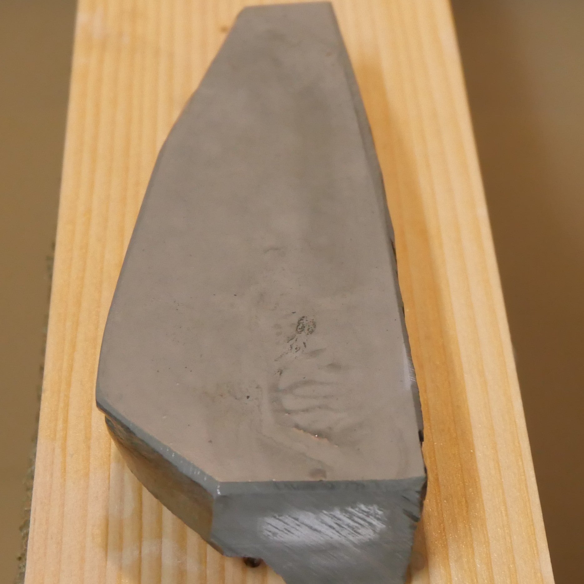 中山 浅黄 天然砥石 中山浅黄 レザー型コッパ 台付き（48×133×22mm） – 三浦刃物