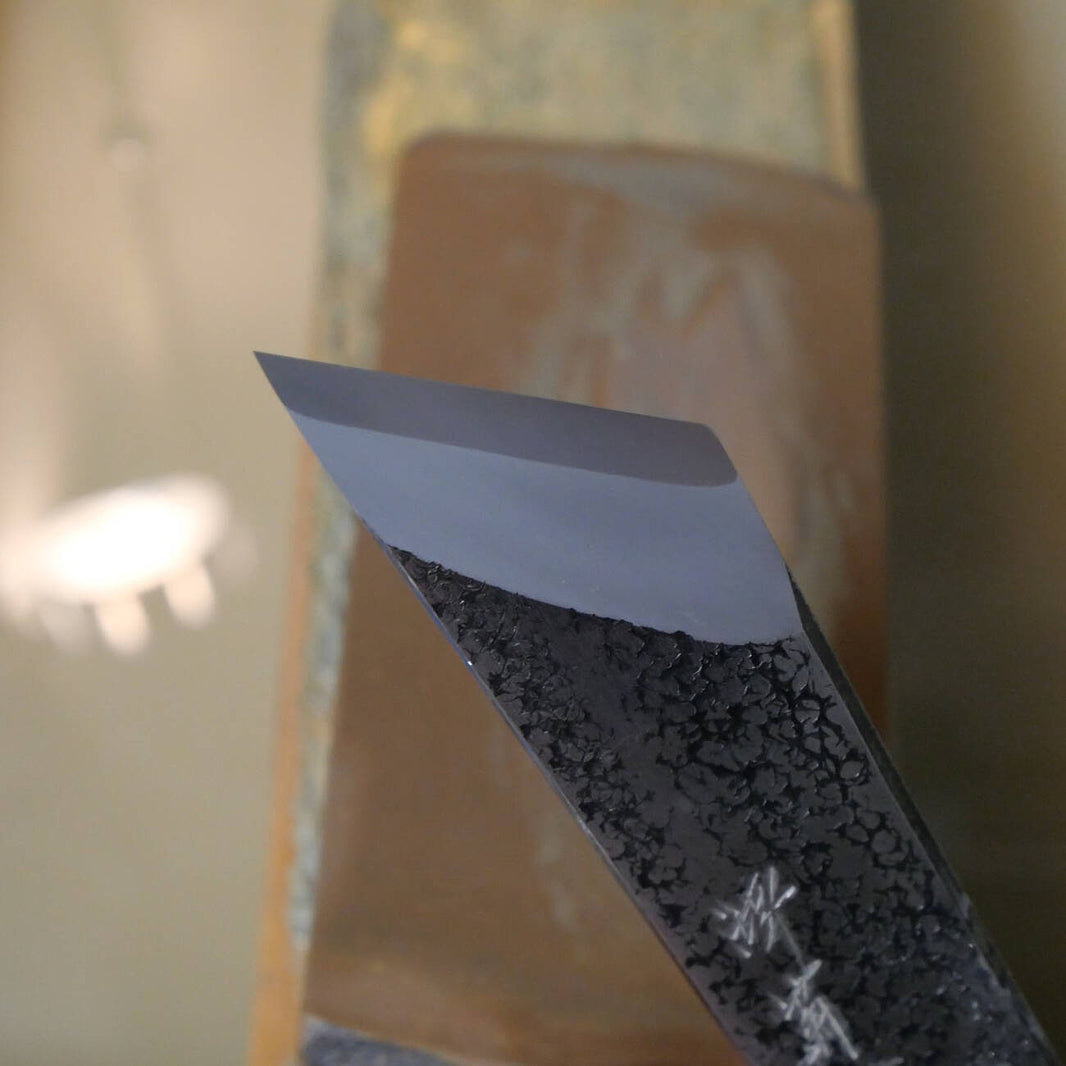 Pedra de amolar natural Nisshōzan, acabamento fino (aoto/agotō), marrom-avermelhada, formato “leather”, 68×145×37 mm