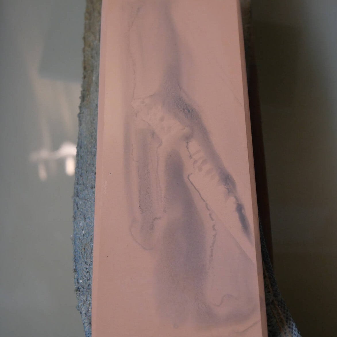 « Tendre l’oreille » Iyo Meito, pierre semi-naturelle, 68×187×32 mm