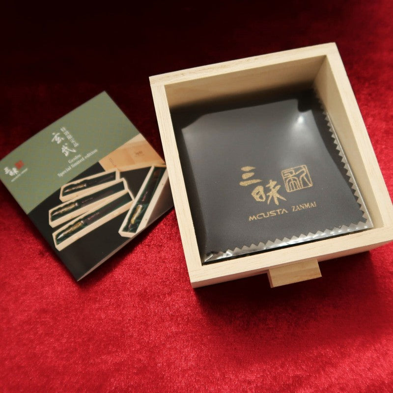 三昧 限定モデル 四神シリーズ 玄武  コアレス鋼VG-10/VG-2 強化アクリルハンドル ペティ/三徳/牛刀/切付 4本組 : 色： - Green