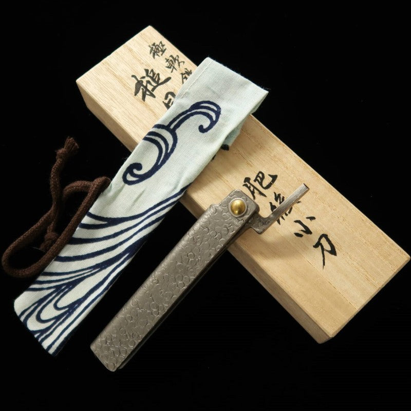 Tomita Higo Petit couteau Higo forgé en fer doux, martelé, type couteau, grand, avec coffret en bois de paulownia et pochette de rangement (75 mm)