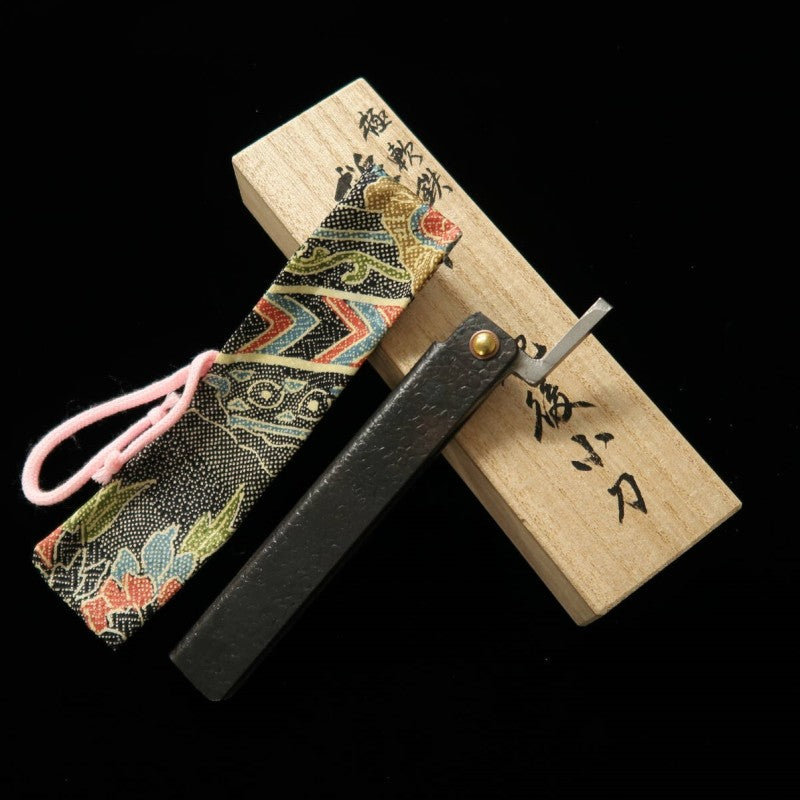 Obra de Tomita Cuchillo Higo hoja de hierro forjado extra grande tipo espada martillada acabado negro con caja de kiri y bolsa de almacenamiento (95 mm)